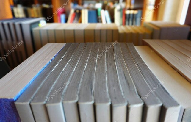Scaffale con libri di diverse collane editoriali