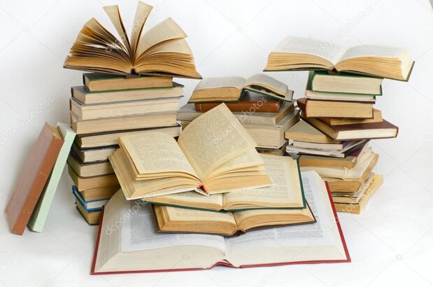 Scrittore che organizza le scene di un romanzo su una scrivania