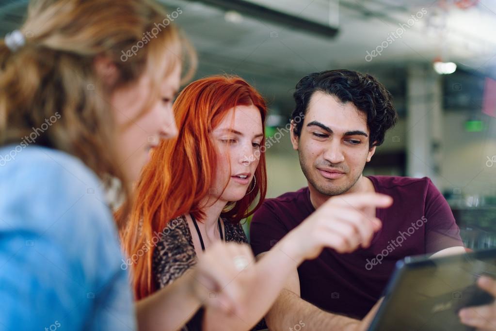 Partecipanti che discutono un dialogo durante un laboratorio di scrittura