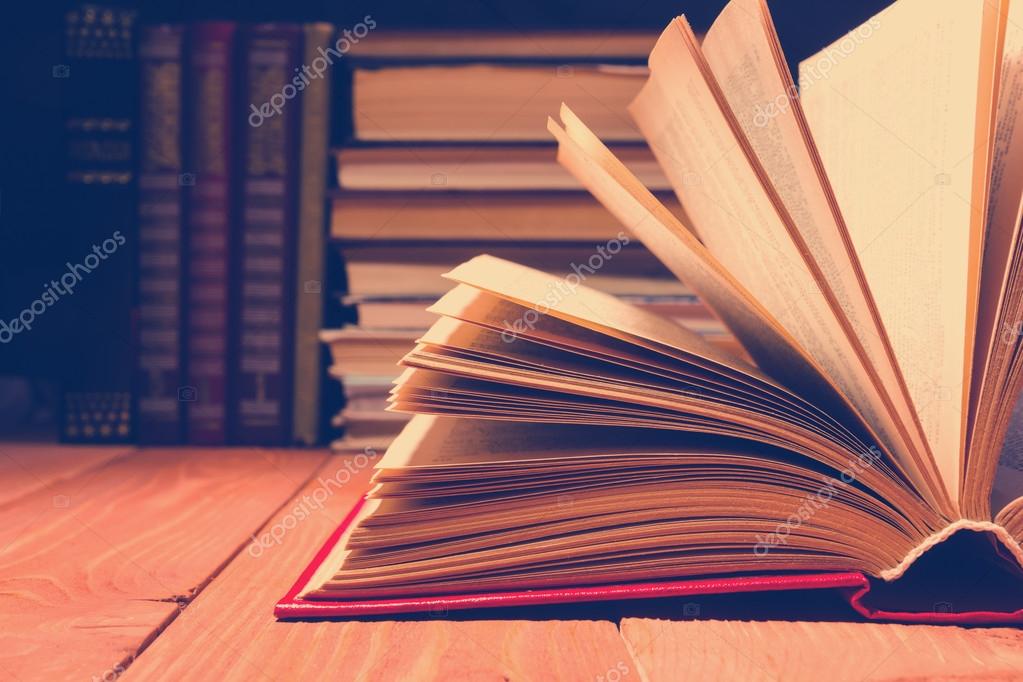 Copertine di libri curate graficamente su uno scaffale