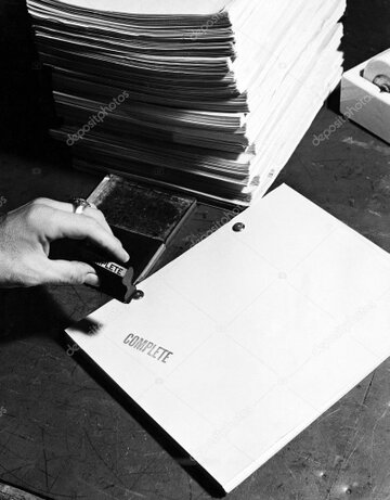 Partecipanti che lavorano a una sceneggiatura durante un laboratorio