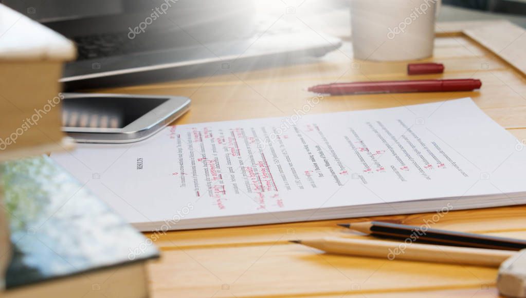 Manoscritto annotato con penna rossa in fase di revisione