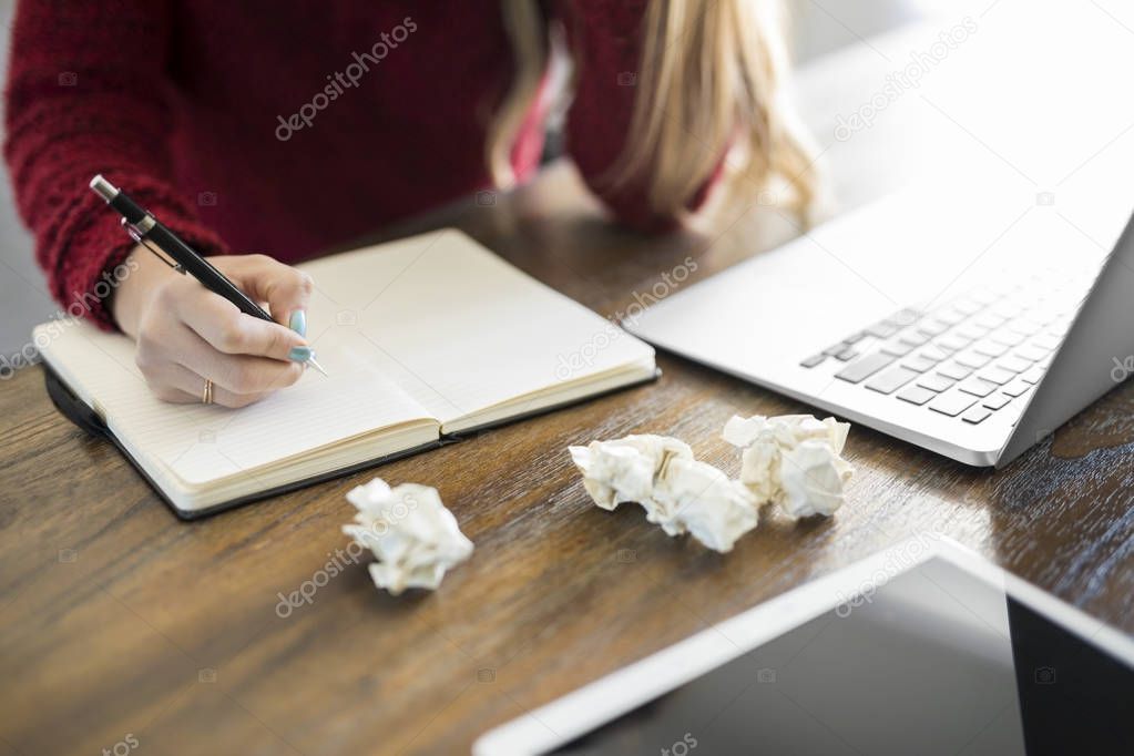 Scrittore che lavora al computer su un romanzo in bozza