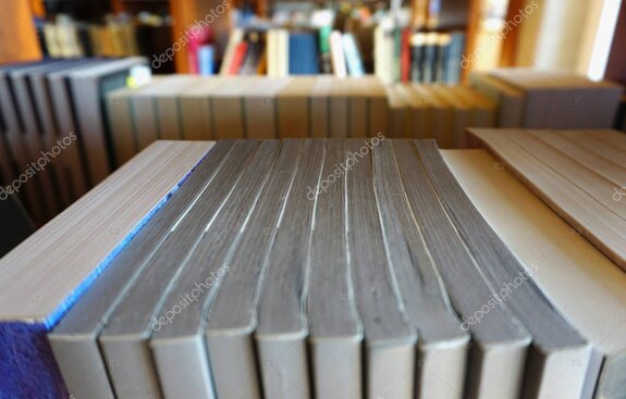 Scaffale con libri di diverse collane editoriali