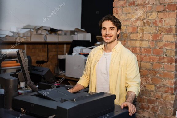 Editor che legge un manoscritto inedito in casa editrice